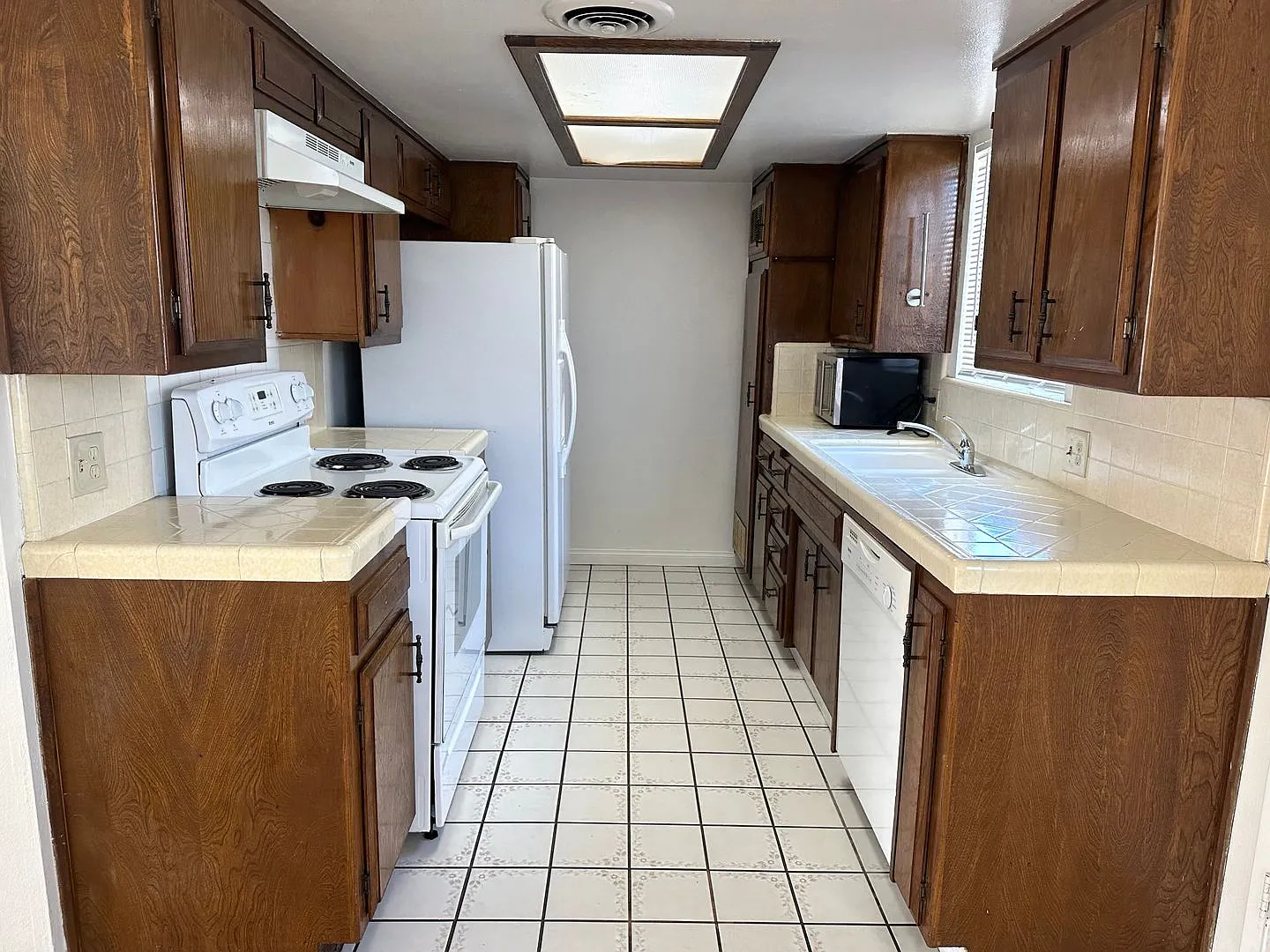 Ready Now! 2+2 W/Garage & Pool! — Photo 4
