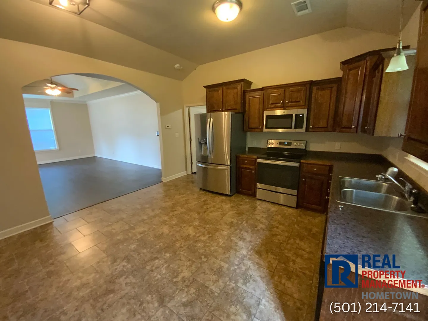 Beautiful 3 Bed, 2 Bath Home with Fireplace & 2-Car Garage in Little Rock — Photo 4