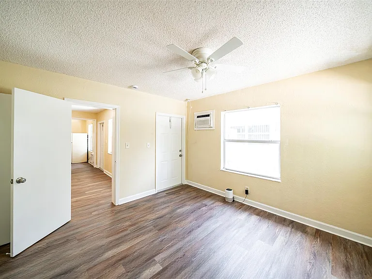 115 NE 4th St #3 — Photo 13