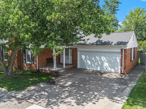 20643 Danbury Ln, Harper Woods, MI 48225