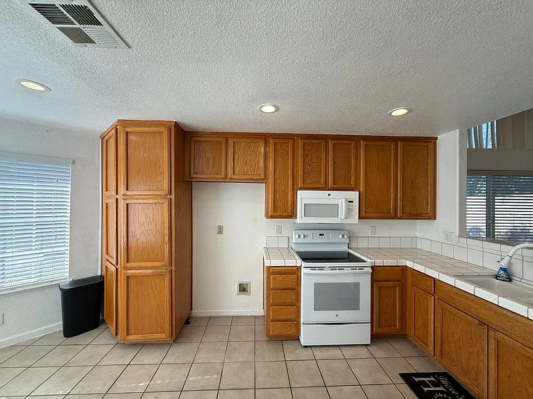 1501 Shiprock Ct — Photo 12