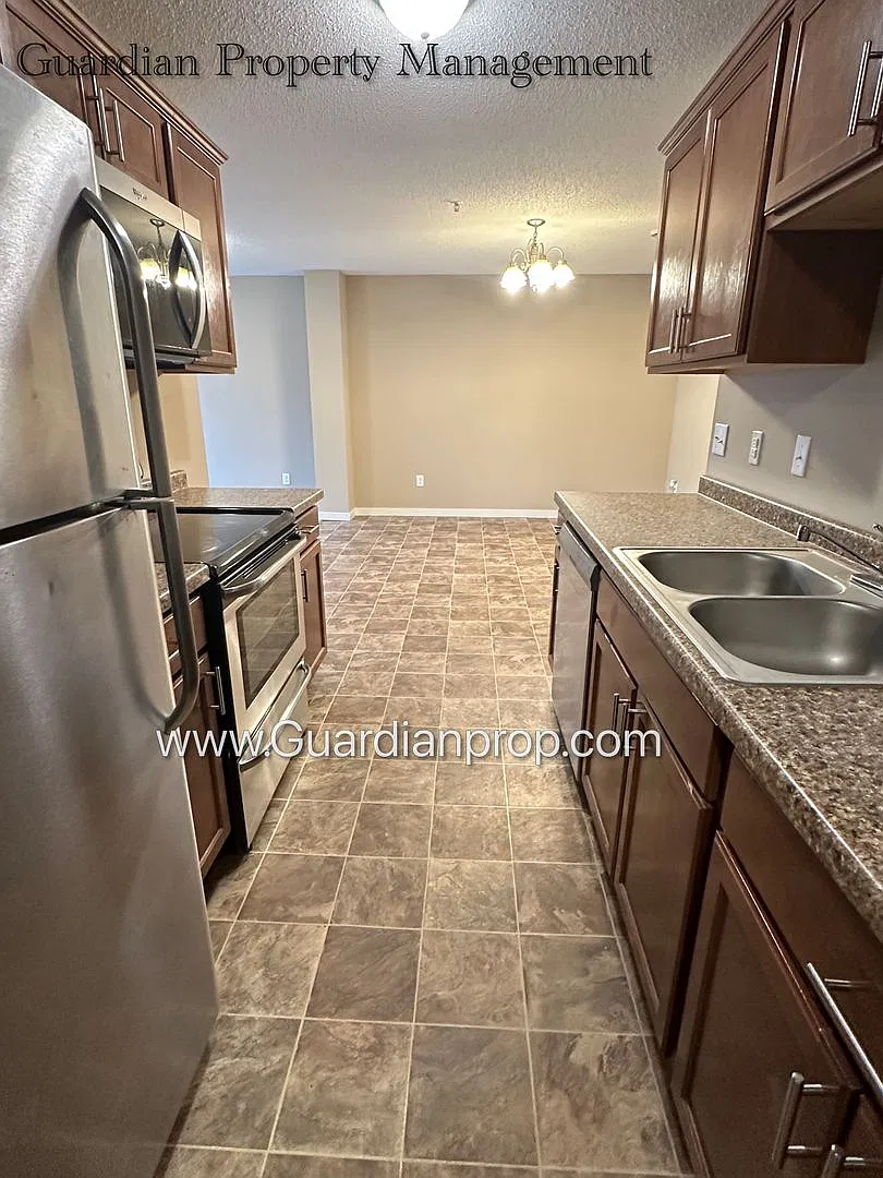 North Brooklyn Park Town Homes, Dedicated Office, 2 Car Garage, Washer/Dryer, Front Patio — Photo 3
