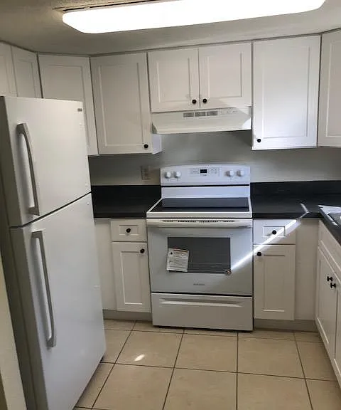 604 Poinciana Rd — Photo 2