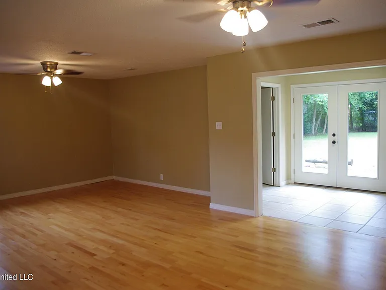 156 Lafayette Cir — Photo 2
