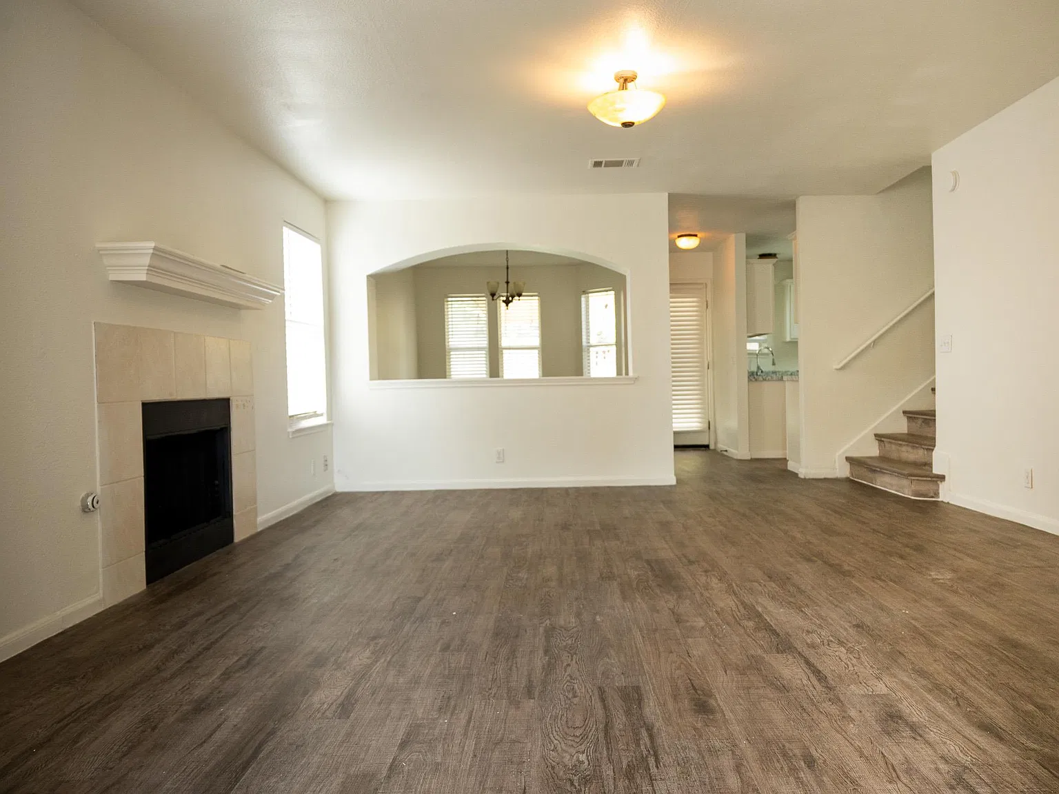 4 bed, 2.5 bath, 2035 sqft, $1,995 — Photo 2