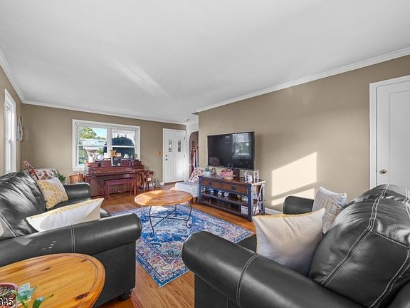 5th image of 29 Larkspur Ln