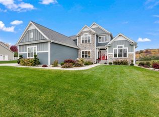 N69W27948 Steepleview Ln, Hartland, WI 53029