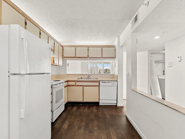 Tennis Towers Apartments — Photo 35