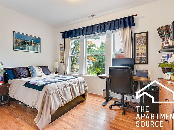 3rd image of 1020 N Damen Ave #11