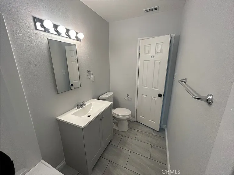 390 E Carter St — Photo 12