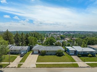 412 Hillcrest Dr, Minot, ND 58703