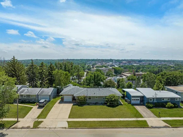 412 Hillcrest Dr, Minot, ND 58703