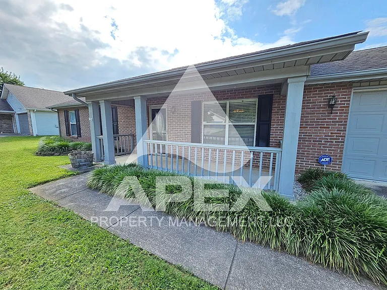 2528 Cinema Dr — Photo 4