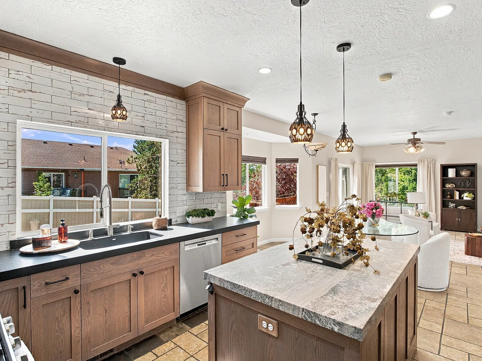 5 bed, 3.5 bath, 2822 sqft, $2,999 — Photo 2