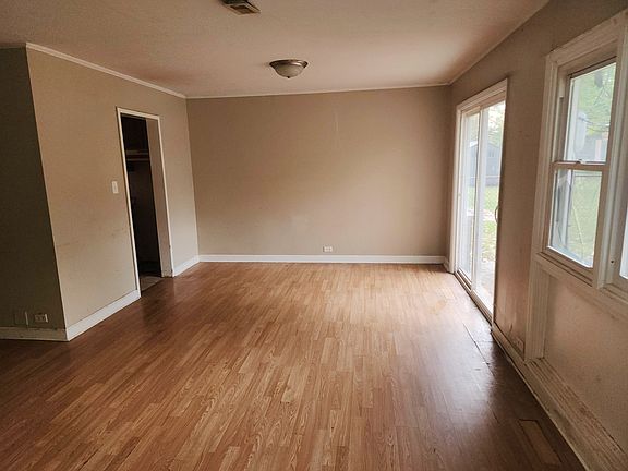 4th image of 365 Waverly St