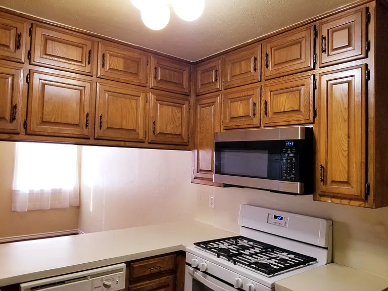 2426 Lakeview Cir — Photo 5