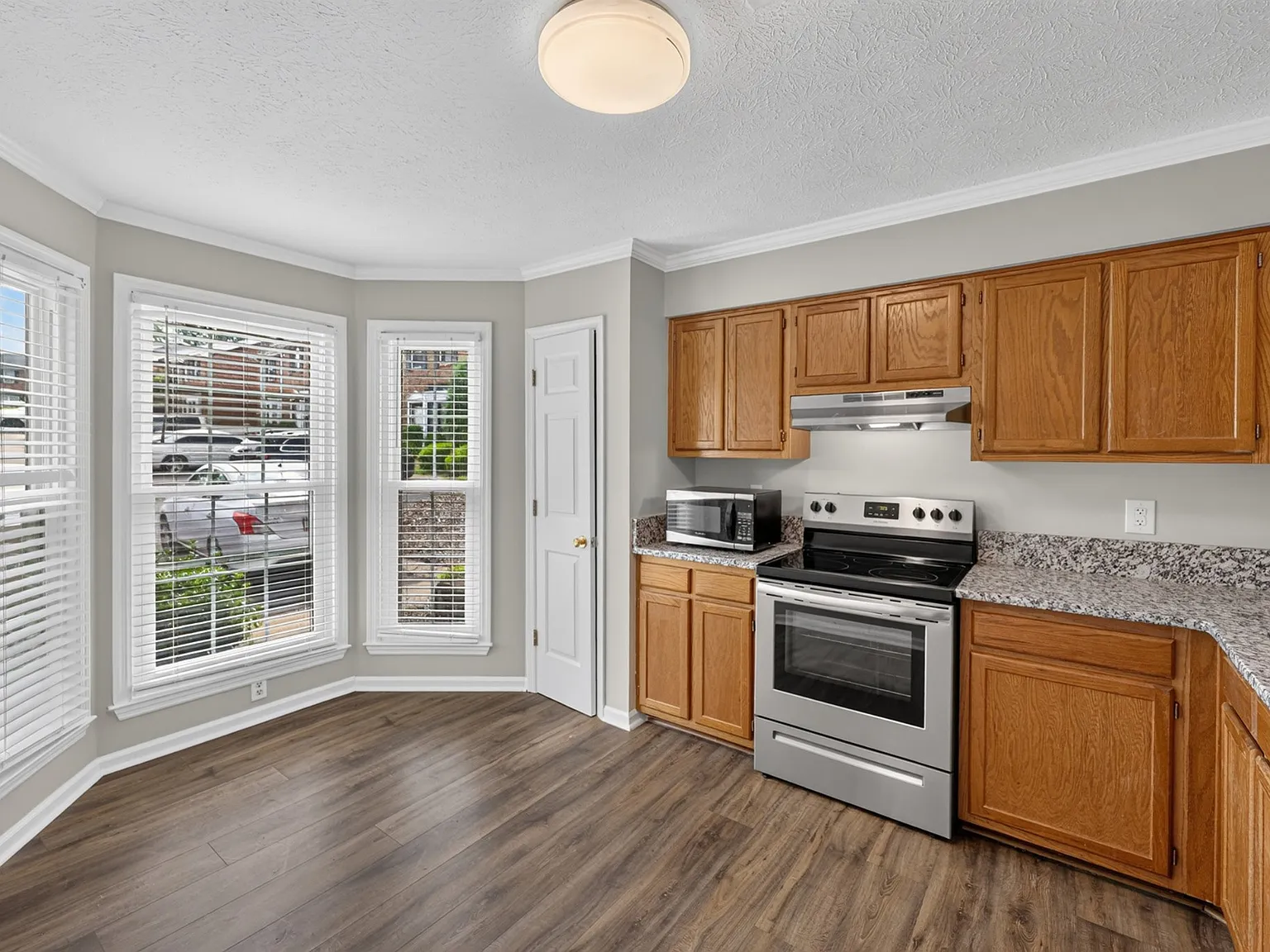 2 bed, 1.5 bath, 1092 sqft, $1,671 — Photo 2
