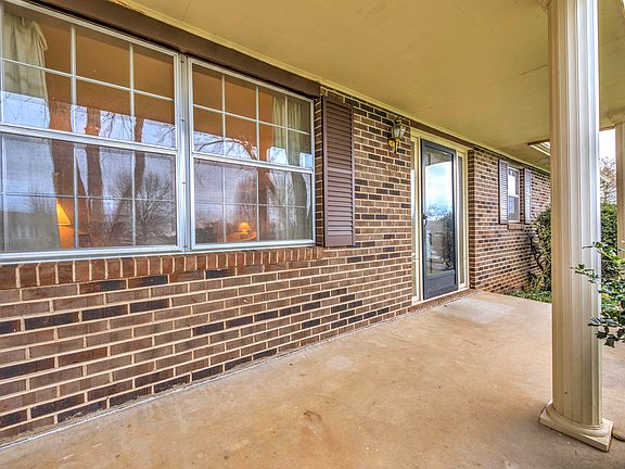 3rd image of 400 Foster Dr