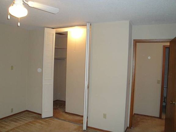 Mstr Bed w walk in Closet