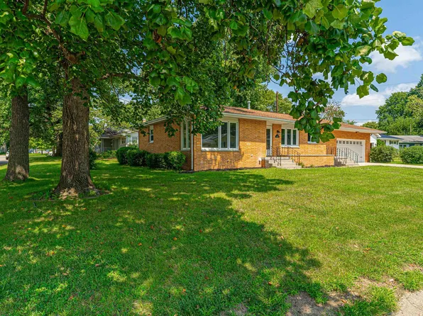 8 Tulip Dr, Lincoln, IL 62656