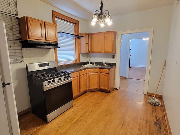 4th image of 4919 N Saint Louis Ave APT 2