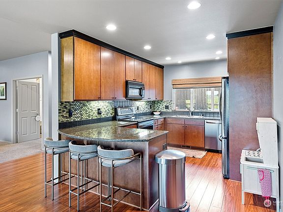 4th image of 303 66th Avenue E