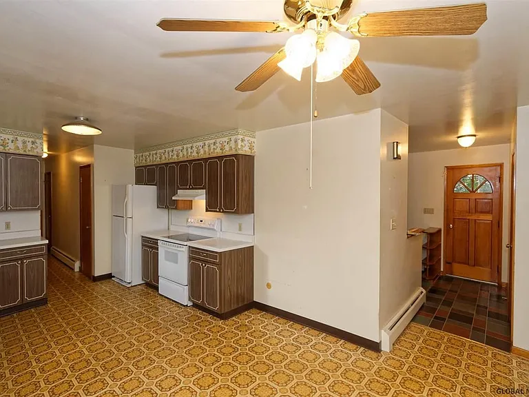 10 Alfred Dr E — Photo 12