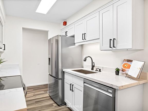 5th image of 11004 NE 68th St APT 916