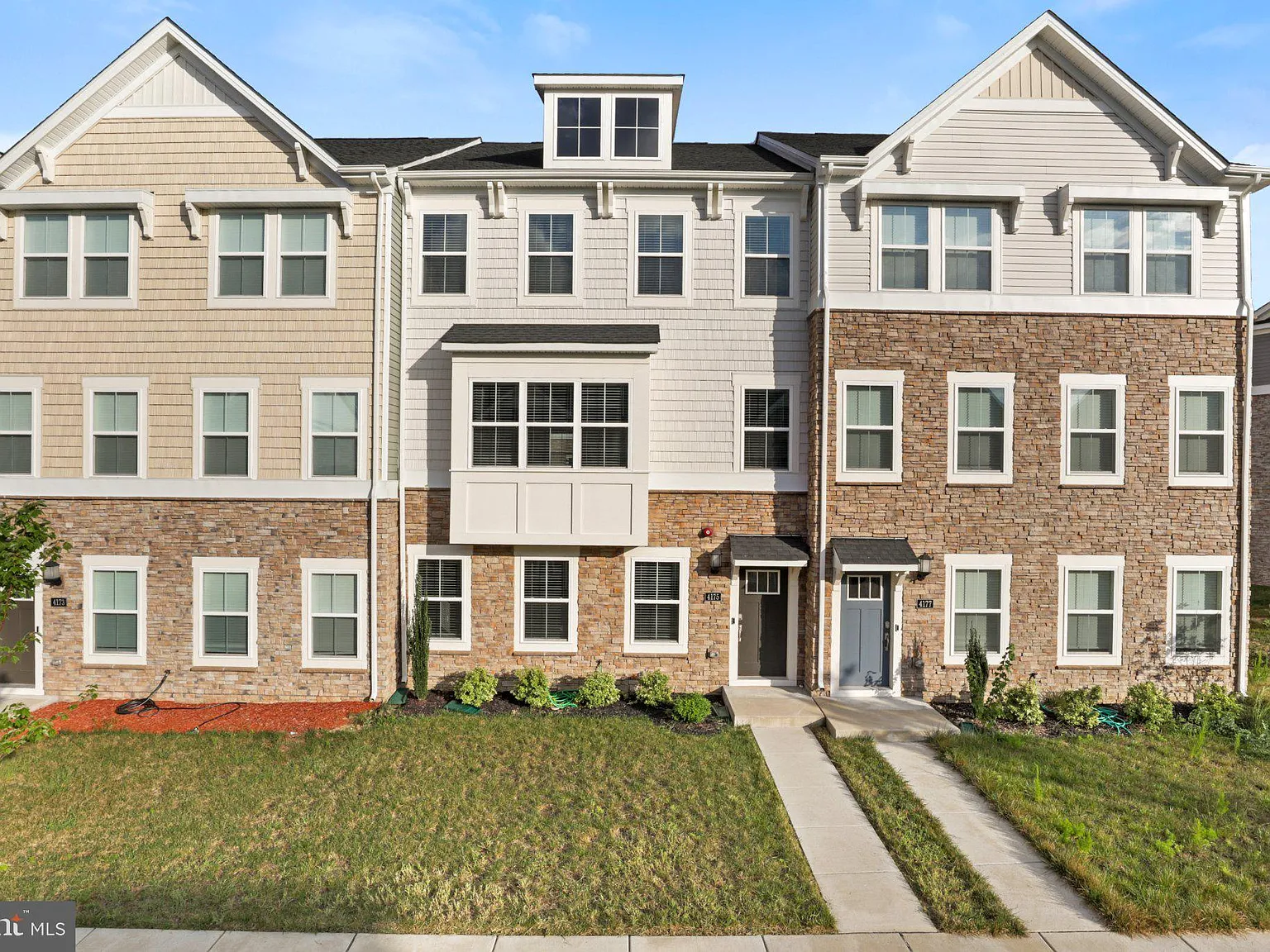 4 bed, 3.5 bath, 2948 sqft, $3,495 — Photo 2