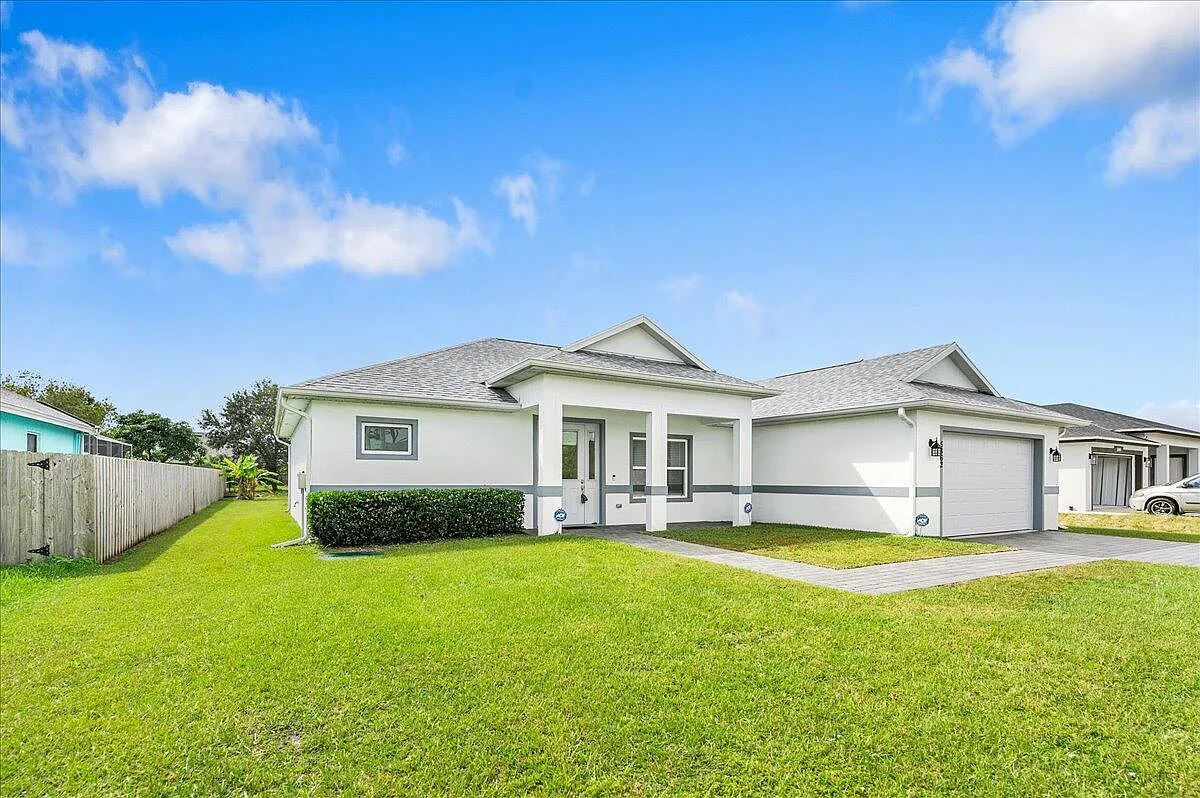 4 bed, 2.0 bath, 2036 sqft, $2,995 — Photo 4