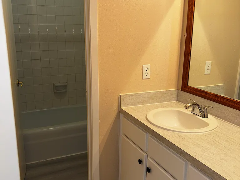 1800 Meadow Oak St — Photo 9
