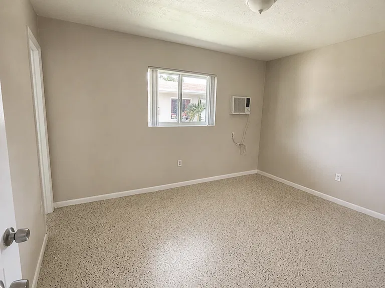 1040 W 28th St #2 — Photo 6