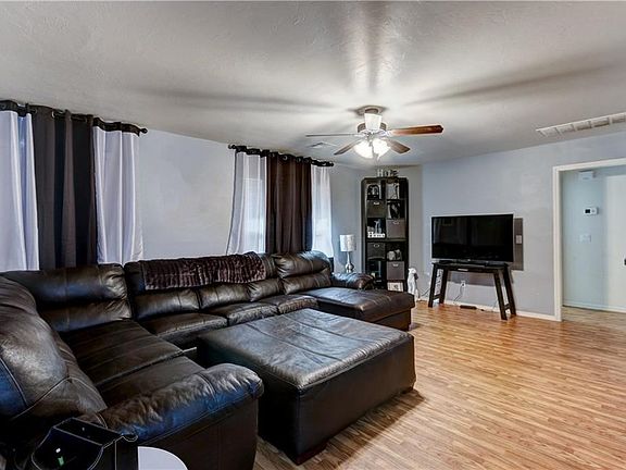 4th image of 520 SE 26th Cir
