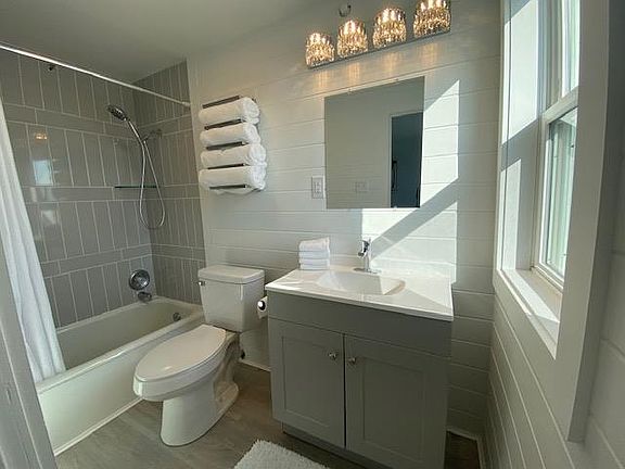 5th image of 807 E 8th St #603