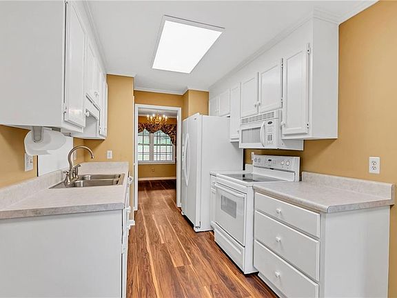 4th image of 900 N North Main St #13