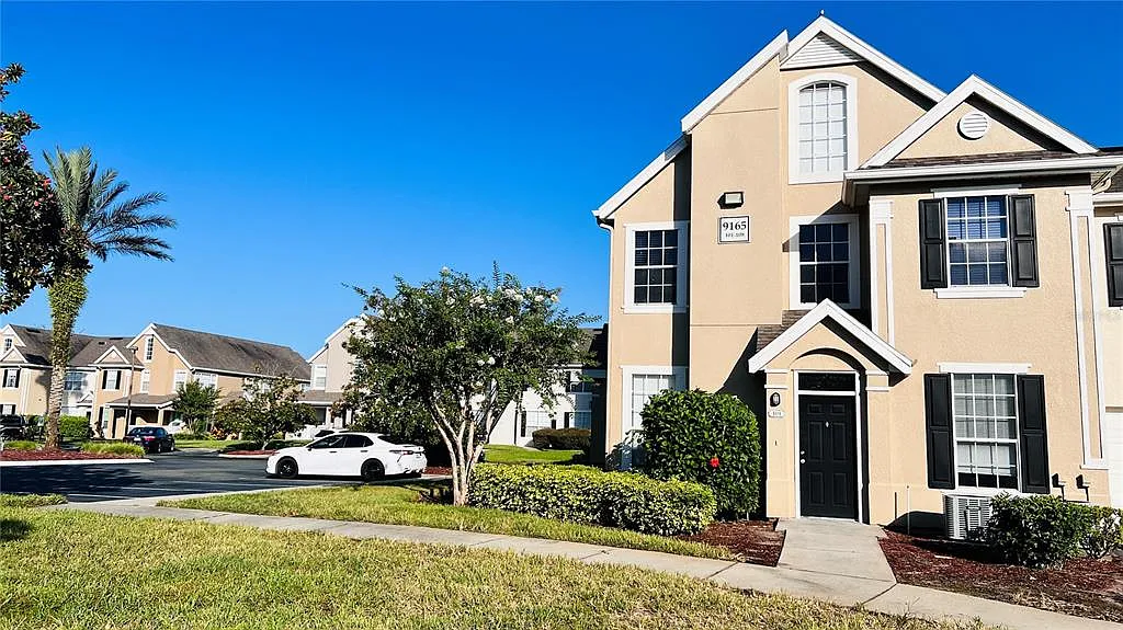 3 bed, 2.0 bath, 1202 sqft, $2,100 — Photo 3
