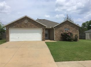 806 Bradford St SW, Gravette, AR 72736