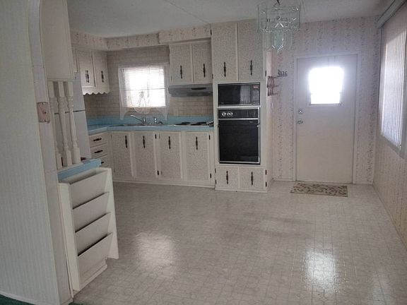 4th image of 90 Camellia St