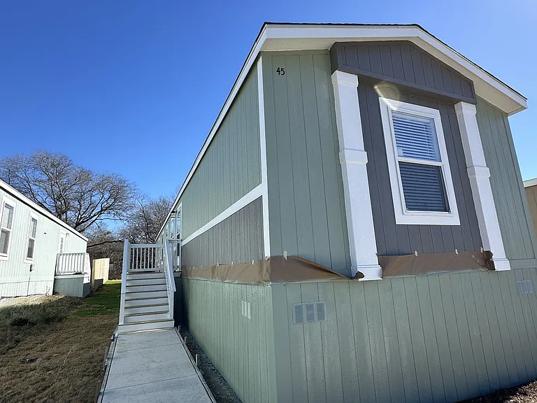 2040 Daisy Lou — Photo 23
