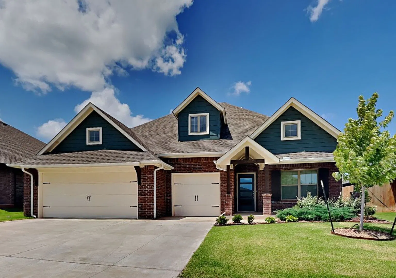 4 Bedroom, 3 Bathroom 3 Car Garage Home with Storm Shelter — Photo 2