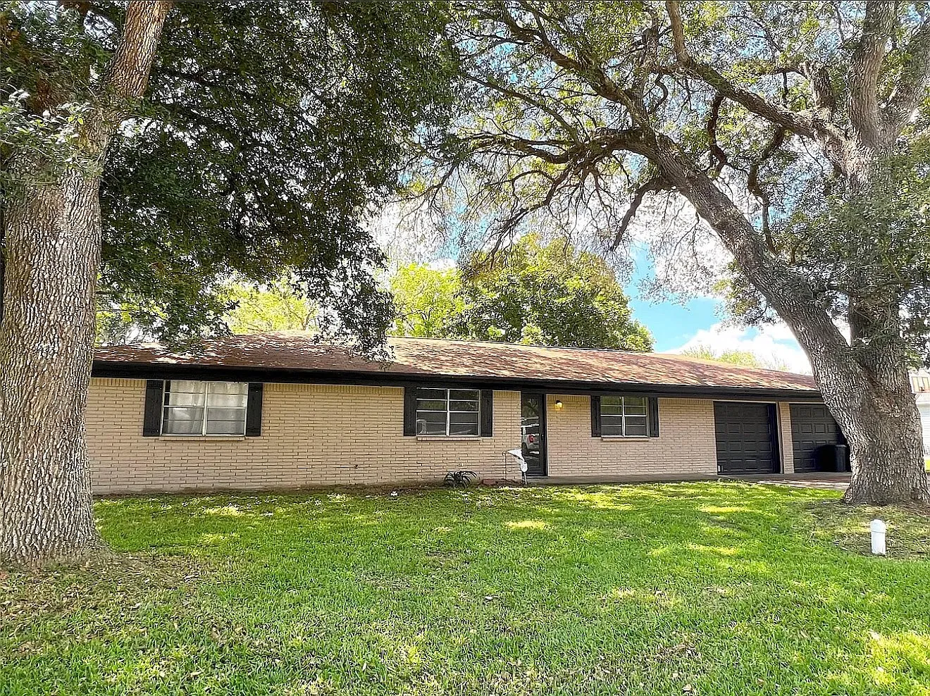 3 bed, 1.5 bath, 1388 sqft, $1,650 — Photo 2