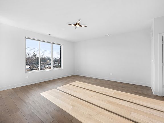 3rd image of 27 W Park Blvd #310