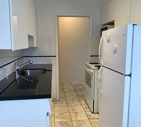 5th image of 1906 Nelson St #303