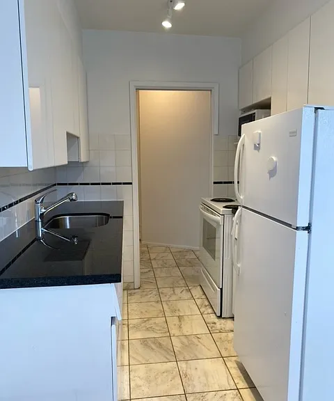 1906 Nelson St #403 — Photo 5