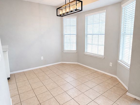 5th image of 1506 N Greenleaf Dr