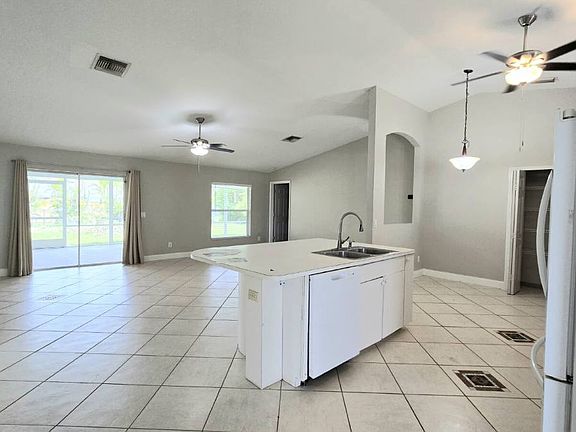 4th image of 923 SE 23rd Ter