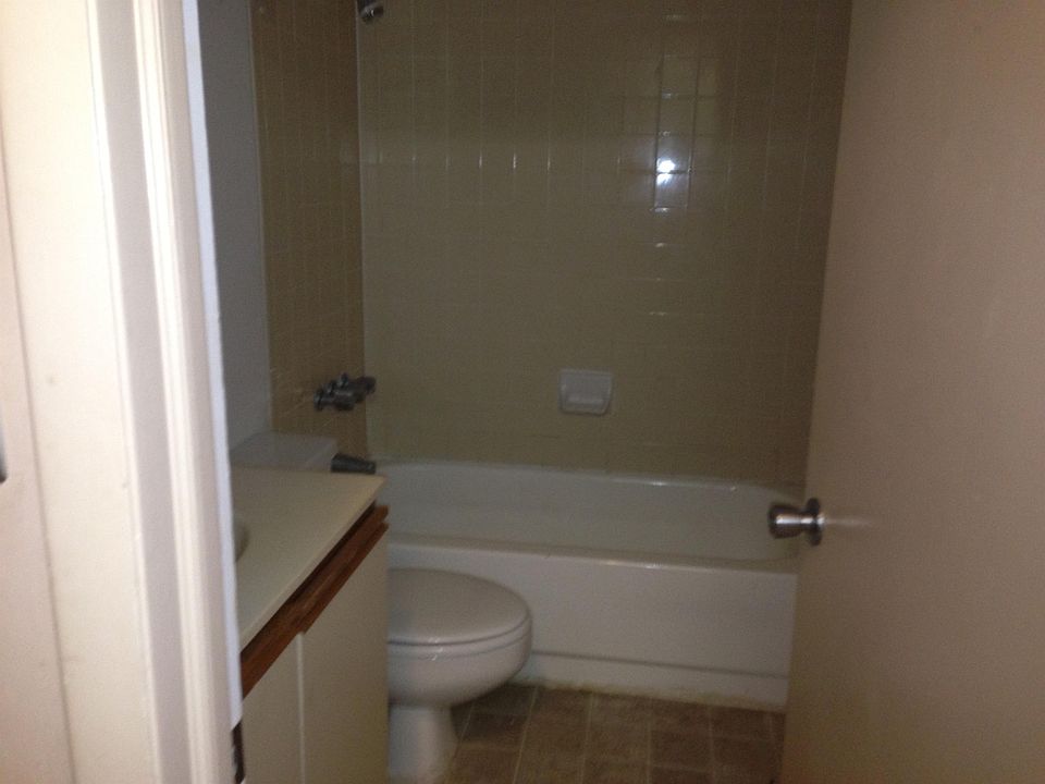 2nd image of 1600 Park Cir #206-1