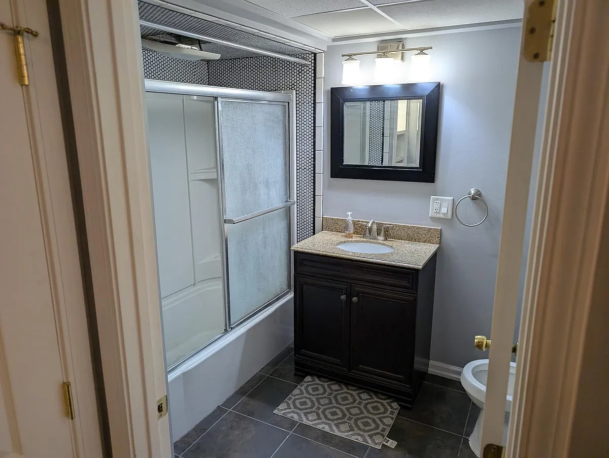 Building Photo - 24540 Pinehurst Ave #1