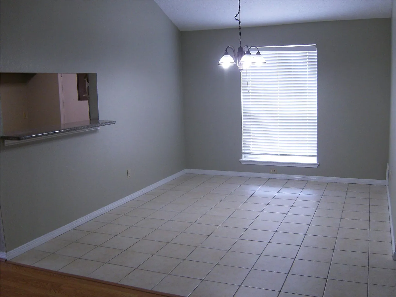 3 bed, 2.0 bath, 1303 sqft, $1,600 — Photo 4