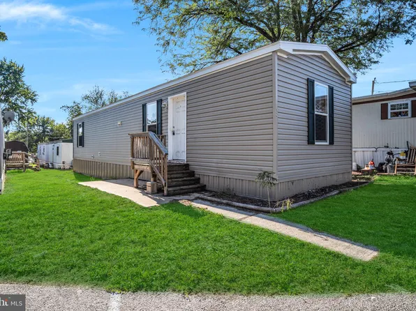 52 Mobile Dr, Thomasville, PA 17364